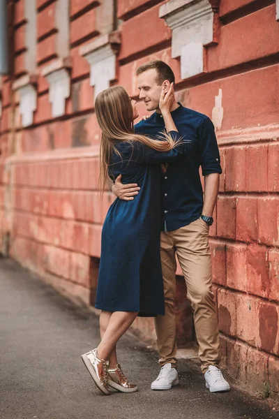 Jovem Casal Feliz Conceito Uma Família Feliz Com Sentimentos Fortes — Fotografia de Stock