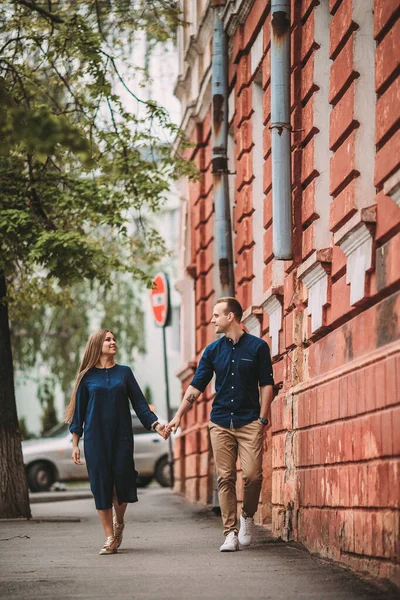 Pareja Feliz Enamorada Pasea Por Las Calles Ciudad Juntos Una — Foto de Stock