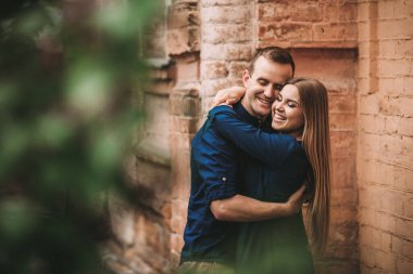 Duygusal genç çiftin portresi. Birbirlerine sıkıca sarılıyorlar. Sevgili ve sevgili, seni çok seviyorlar.