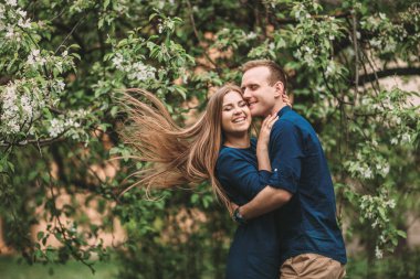 Mutlu bir çiftin portresi bahar bahçesinde iyi eğlenceler. Birbirine aşık bir çiftin güçlü aile ilişkileri.