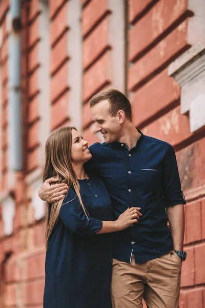 Casal Feliz Apaixonado Caminha Pelas Ruas Cidade Juntos Lindo Casal — Fotografia de Stock