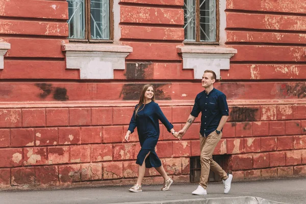 Pareja Feliz Enamorada Pasea Por Las Calles Ciudad Juntos Una — Foto de Stock