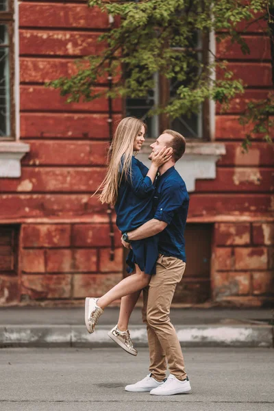 Šťastný Zamilovaný Pár Spolu Chodí Ulicích Města Krásný Pár Starých — Stock fotografie