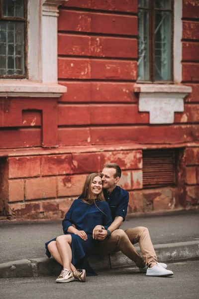 Retrato Jovem Casal Emocional Abraçando Uns Aos Outros Firmemente Namorado — Fotografia de Stock