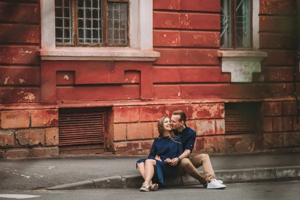 Retrato Jovem Casal Emocional Abraçando Uns Aos Outros Firmemente Namorado — Fotografia de Stock