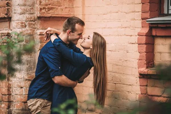 Portret Van Emotioneel Jong Koppel Dat Elkaar Stevig Knuffelt Vriend — Stockfoto