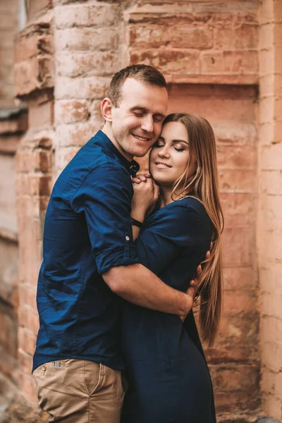 Jovem Casal Feliz Conceito Uma Família Feliz Com Sentimentos Fortes — Fotografia de Stock