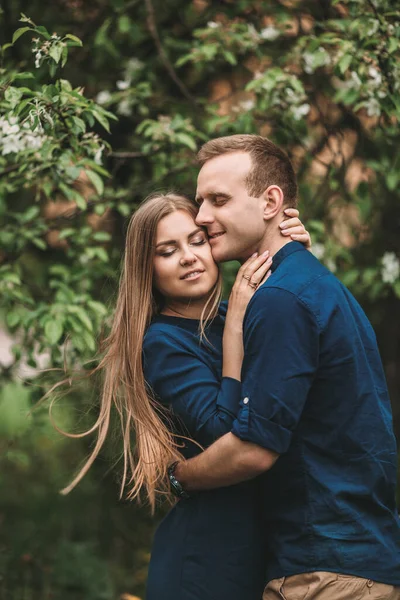 Joven Guapo Con Una Chica Parada Jardín Primavera Una Pareja —  Fotos de Stock