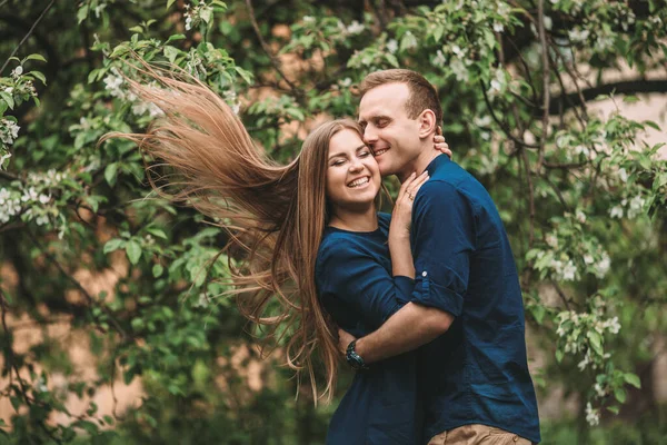 Retrato Casal Feliz Divertir Jardim Primavera Relações Familiares Fortes Casal — Fotografia de Stock