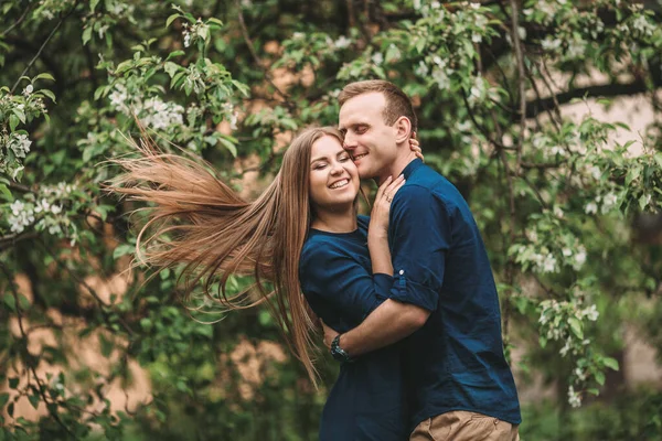 Retrato Una Pareja Feliz Divertirse Jardín Primavera Fuertes Relaciones Familiares —  Fotos de Stock