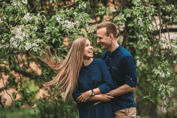 Retrato Casal Feliz Divertir Jardim Primavera Relações Familiares Fortes Casal — Fotografia de Stock