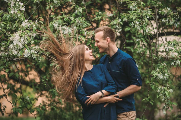 幸せなカップルの肖像画は春の庭で楽しみを持っています 恋人同士の強い家族関係 — ストック写真