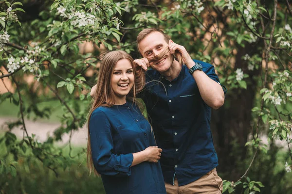 Mutlu Bir Çiftin Portresi Bahar Bahçesinde Iyi Eğlenceler Birbirine Aşık — Stok fotoğraf