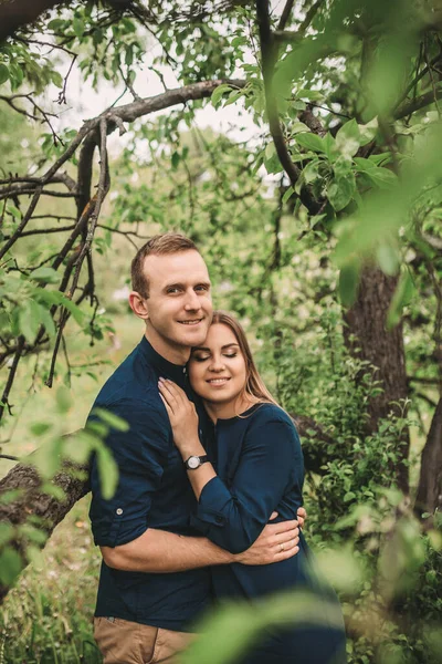Bahar Bahçesinde Elinde Kız Olan Yakışıklı Bir Genç Romantik Çift — Stok fotoğraf
