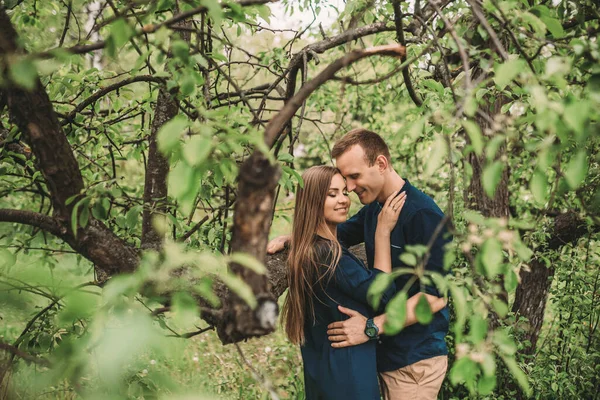 Schöner Junger Kerl Mit Einem Mädchen Steht Frühlingsgarten Romantisches Paar — Stockfoto