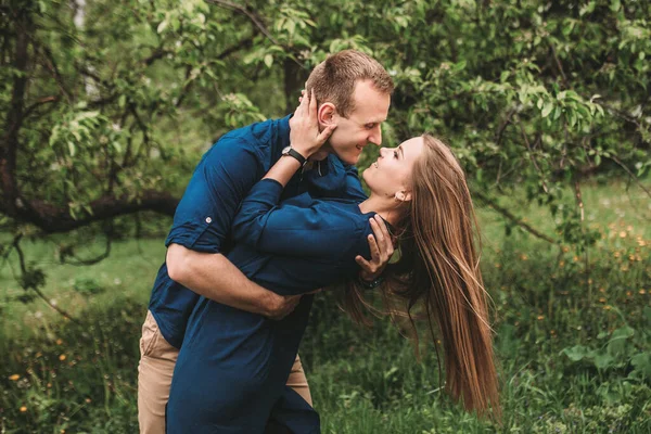 Porträt Eines Glücklichen Paares Das Sich Frühlingsgarten Vergnügt Starke Familienbeziehungen — Stockfoto