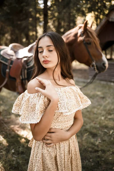 Une Belle Jeune Fille Vêtue Une Robe Tient Près Cheval — Photo