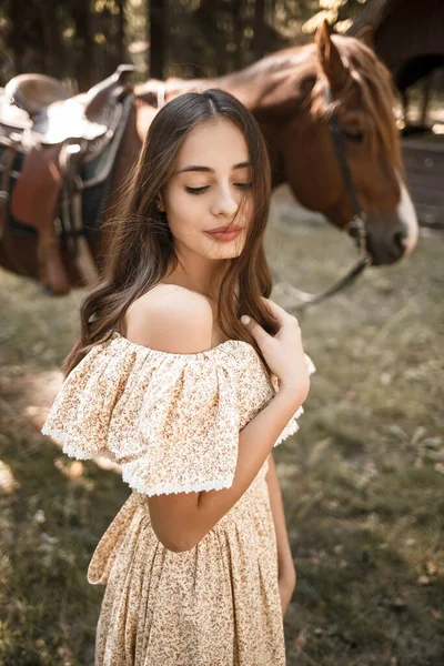 Une Belle Jeune Fille Vêtue Une Robe Tient Près Cheval — Photo