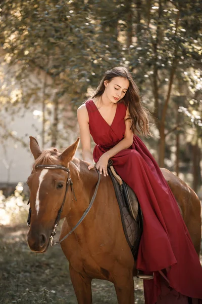 Une Belle Jeune Femme Robe Soie Est Assise Cheval Promenade — Photo