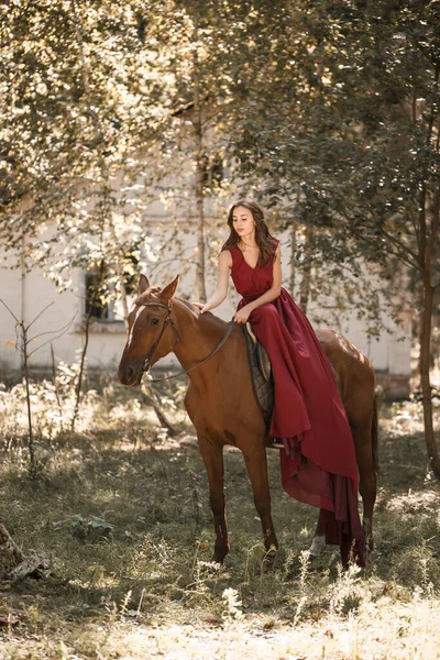 Une Belle Jeune Femme Robe Soie Est Assise Cheval Promenade — Photo