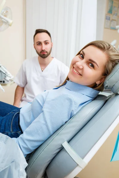 Dentista Profissional Comunica Com Uma Paciente Mulher Consultório Odontológico Para — Fotografia de Stock