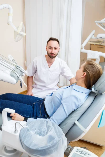 Dentista Profissional Comunica Com Uma Paciente Mulher Consultório Odontológico Para — Fotografia de Stock