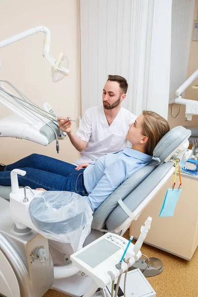 Dentista Profissional Comunica Com Uma Paciente Mulher Consultório Odontológico Para — Fotografia de Stock