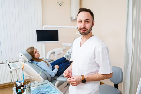 Een Professionele Tandarts Communiceert Met Een Vrouwelijke Patiënt Tandartspraktijk Voor — Stockfoto