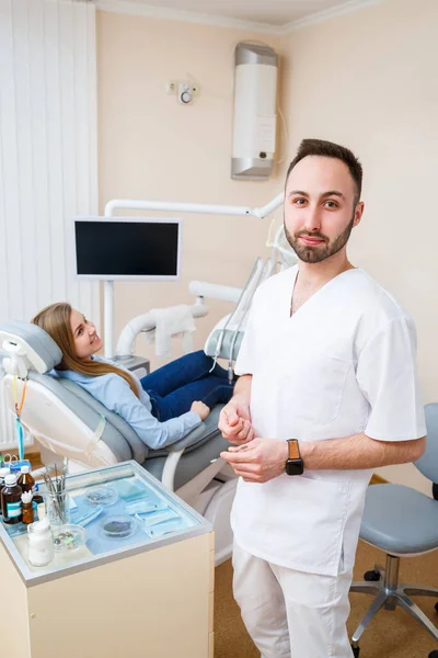 Een Professionele Tandarts Communiceert Met Een Vrouwelijke Patiënt Tandartspraktijk Voor — Stockfoto