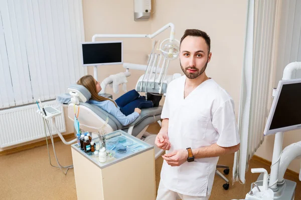 Professionell Tandläkare Kommunicerar Med Kvinna Patient Tandläkarmottagning För Patientundersökning Diskussion — Stockfoto