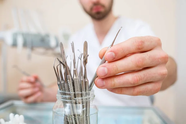 Trabalho Dentista Médico Pega Num Instrumento Dentário Ferro Conceito Odontologia — Fotografia de Stock