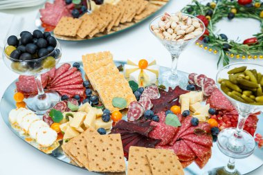 Açık büfe masasında nefis yemekler. Kutlama için şeften soğuk mezeler.