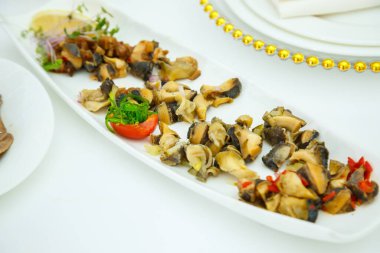 Açık büfe masasında nefis yemekler. Kutlama için şeften soğuk mezeler.