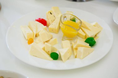 Açık büfe masasında nefis yemekler. Kutlama için şeften soğuk mezeler.