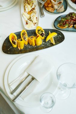 Açık büfe masasında nefis yemekler. Kutlama için şeften soğuk mezeler.