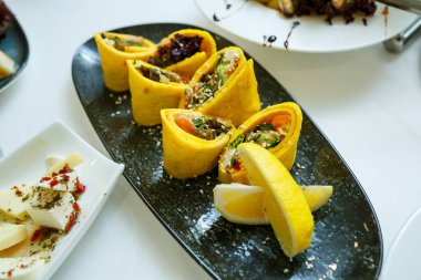 Açık büfe masasında nefis yemekler. Kutlama için şeften soğuk mezeler.