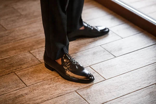 Mężczyzna Biznesmen Zakłada Stylowe Buty Ubrania Dla Mężczyzn — Zdjęcie stockowe