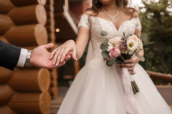 Ramo Boda Con Flores Naturales Frescas Las Manos Novia — Foto de Stock