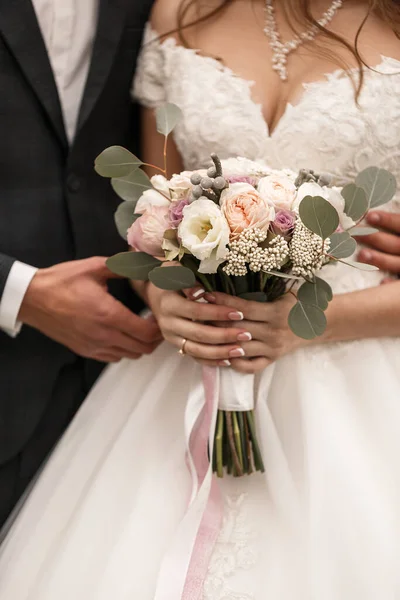 Bruiloft Boeket Met Verse Natuurlijke Bloemen Handen Van Bruid — Stockfoto