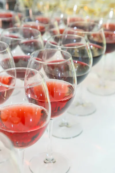 Grande Número Taças Vidro Cheias Vinho Tinto São Ordenadamente Dispostos — Fotografia de Stock