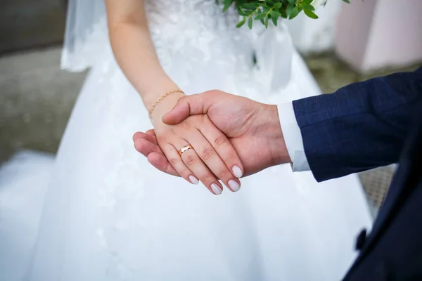 Frischvermählte Hochzeitstag Hochzeitspaar Hält Händchen Braut Und Bräutigam — Stockfoto