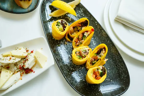 Açık büfe masasında nefis yemekler. Kutlama için şeften soğuk mezeler.