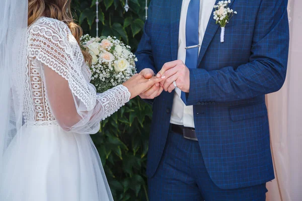 Recém Casados Dia Casamento Casal Casamento Mãos Dadas Noiva Noivo — Fotografia de Stock