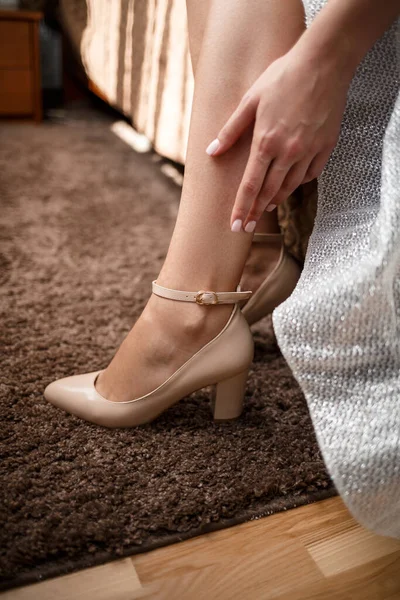 Joven Hermosa Mujer Novia Pone Hermosos Zapatos Día Boda —  Fotos de Stock