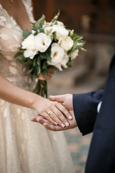 Recién Casados Día Boda Pareja Novios Tomados Mano Novios —  Fotos de Stock