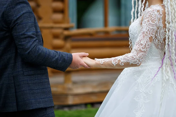 Frischvermählte Hochzeitstag Hochzeitspaar Hält Händchen Braut Und Bräutigam — Stockfoto