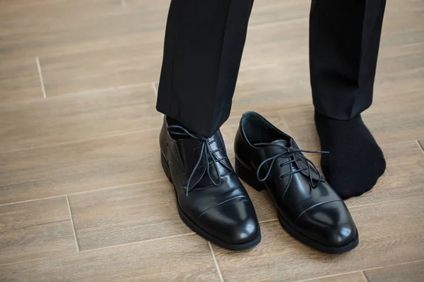 Mężczyzna Biznesmen Zakłada Stylowe Buty Ubrania Dla Mężczyzn — Zdjęcie stockowe