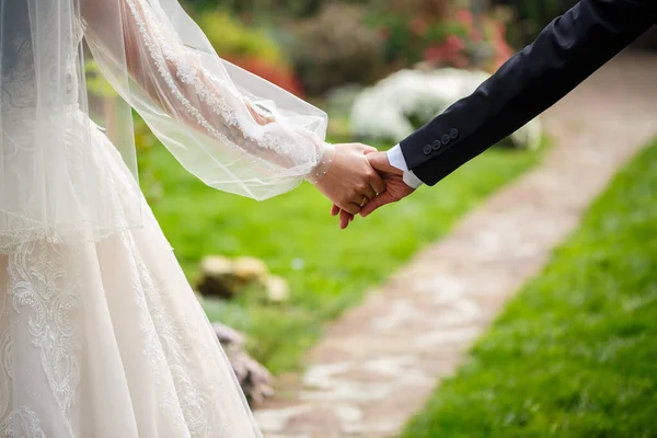 Frischvermählte Hochzeitstag Hochzeitspaar Hält Händchen Braut Und Bräutigam — Stockfoto