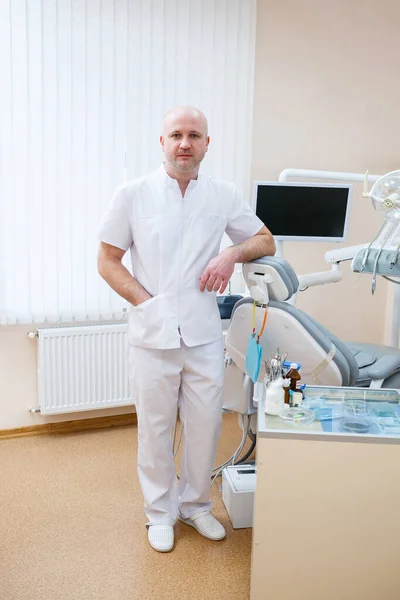 Der Zahnarzt Ist Allein Seinem Arbeitsplatz Der Arzt Seiner Zahnarztpraxis — Stockfoto