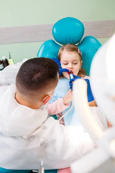 Médico Profissional Dentista Infantil Trata Dentes Uma Menina Com Instrumentos — Fotografia de Stock